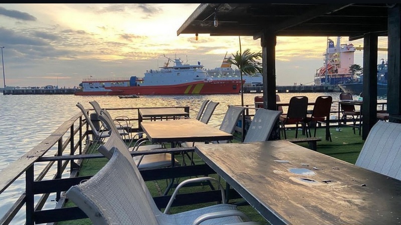 cafe ombak pantai losari tempat buka favorit makassar